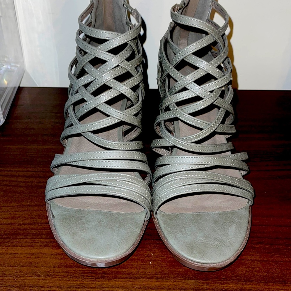 JG shoes color green size 10